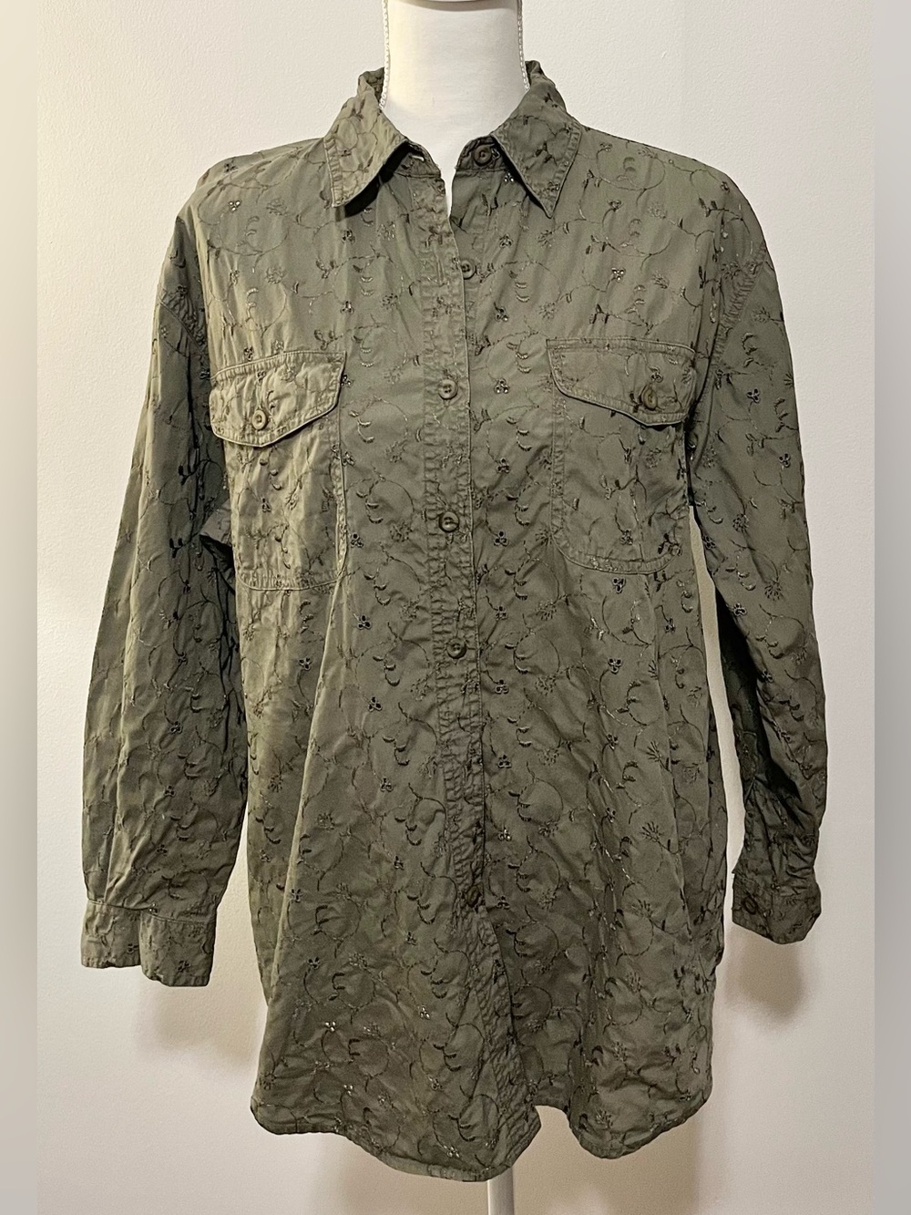 Vintage Denim & Co Olive Green Eyelet Embroidered Button Front Shirt. Size M